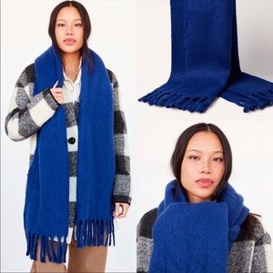 Aritzia Main Character scarf. Acrylic. Royal blue.